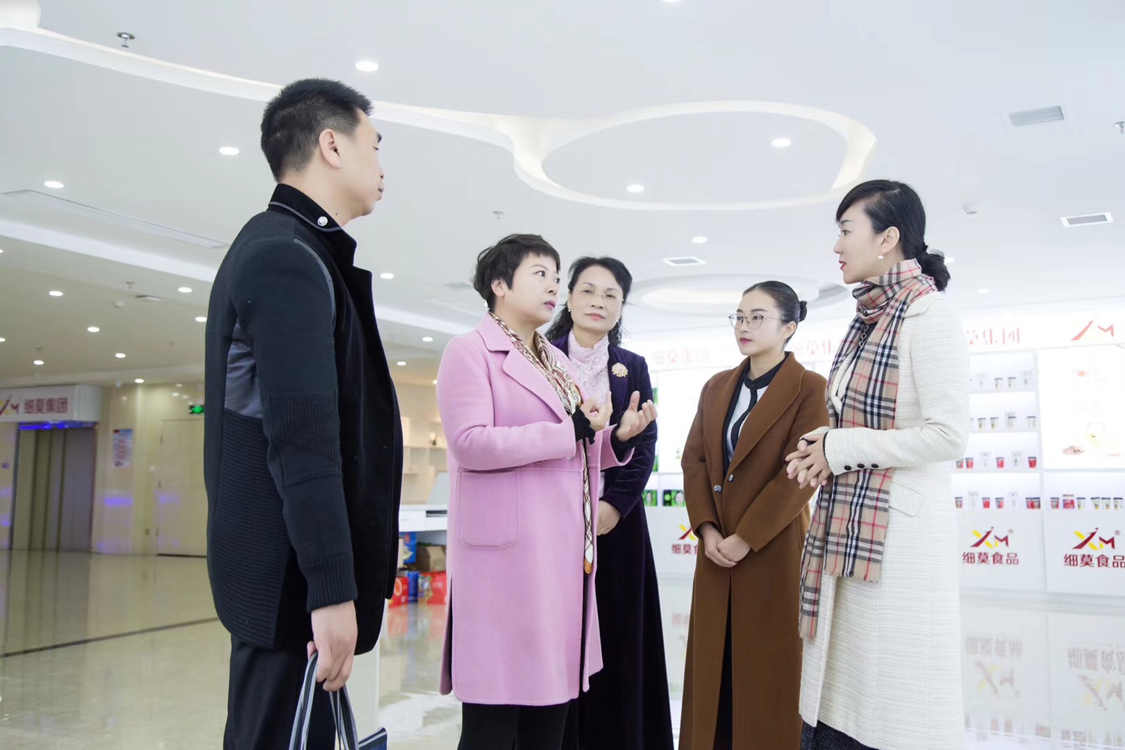 細(xì)莫受到高度贊揚(yáng)--開福區(qū)委常委、統(tǒng)戰(zhàn)部長(zhǎng)何惠風(fēng)領(lǐng)導(dǎo)及工商聯(lián)領(lǐng)導(dǎo)一行到訪細(xì)莫食品